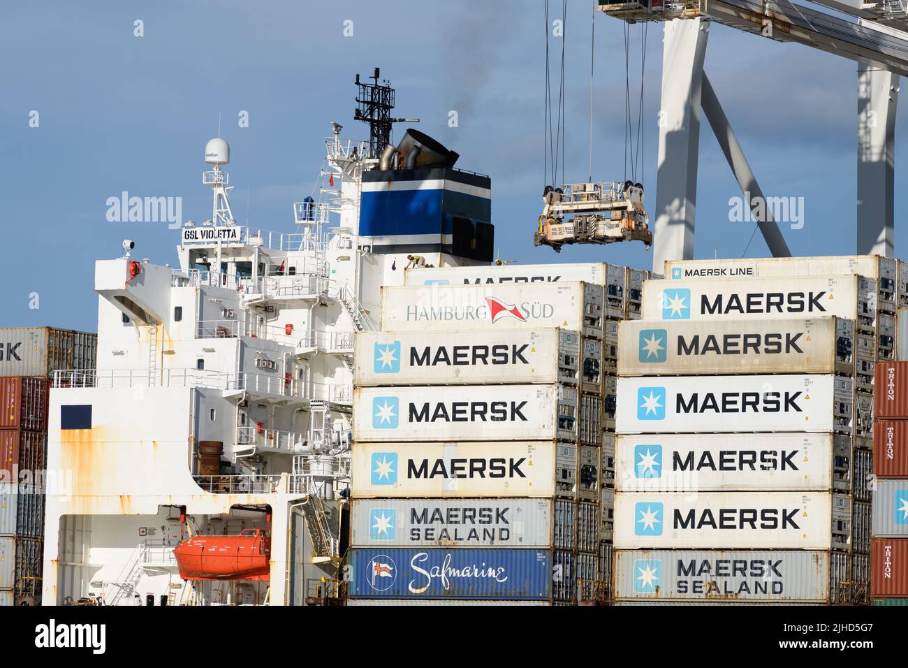 Seattle - 09. Juli 2022;Containerschiff GSL Violetta im Hafen von Seattle in Nahaufnahme mit Maersk Containern Stockfoto