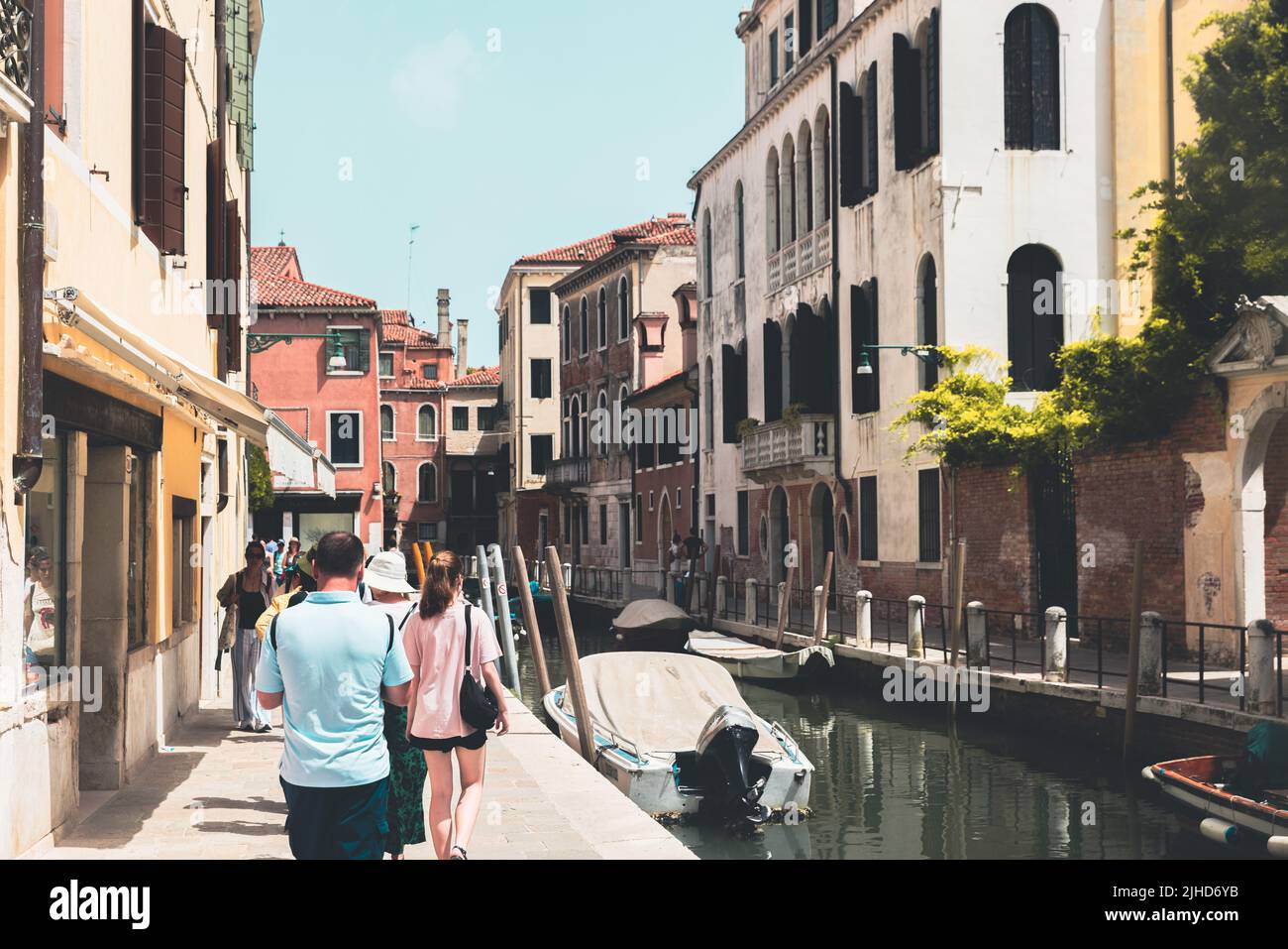 Kanal und Straße in Venedig Stockfoto