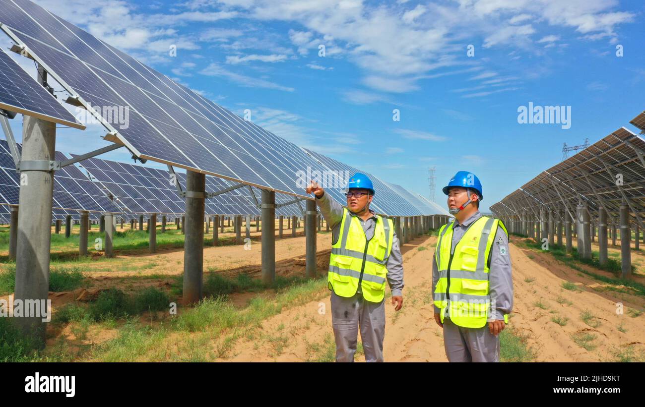 ORDOS, CHINA - 17. JULI 2022 - zwei Mitarbeiter der State Power Investment Corporation Inner Mongolia führen Routineinspektionen am Dalat Photovol durch Stockfoto