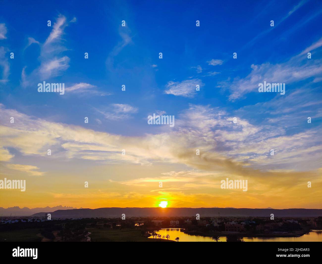 Farbenfroher Himmel bei Sonnenuntergang in ElGouna, Ägypten, voller Pink, Lila und Orange Stockfoto