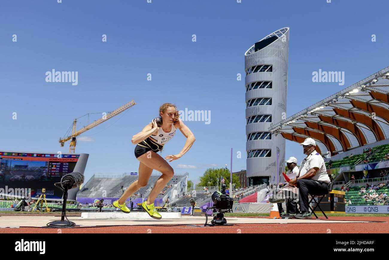 EUGENE - Noor Vidts (Bel) in Aktion während des am dritten Tag der Leichtathletik-Weltmeisterschaften im Hayward Field-Stadion abgeschossenen Heptathlon-Schusses. ANP ROBIN VAN LONKHUIJSEN Stockfoto