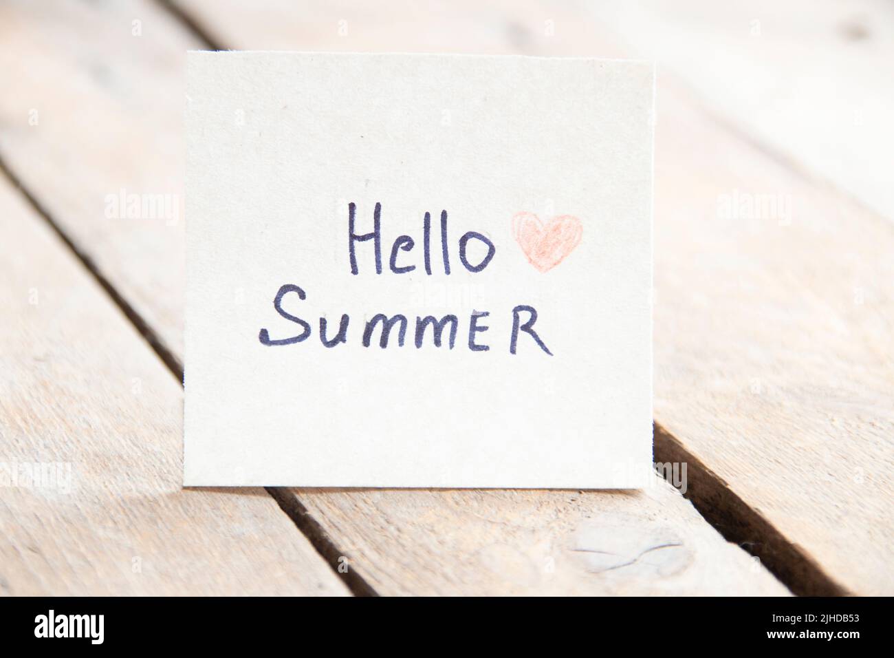 Hallo Sommer. Kreatives Konzept. Ein Tag mit der Aufschrift. Stockfoto