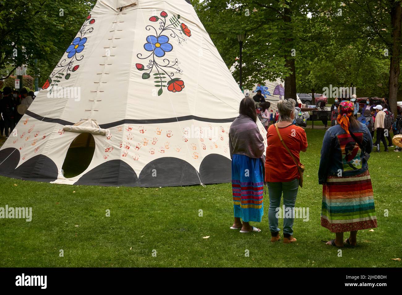 Teilnehmer der Feierlichkeiten zum Nationalen Tag der indigenen Völker 2022 in Vancouver, British Columbia, Kanada Stockfoto