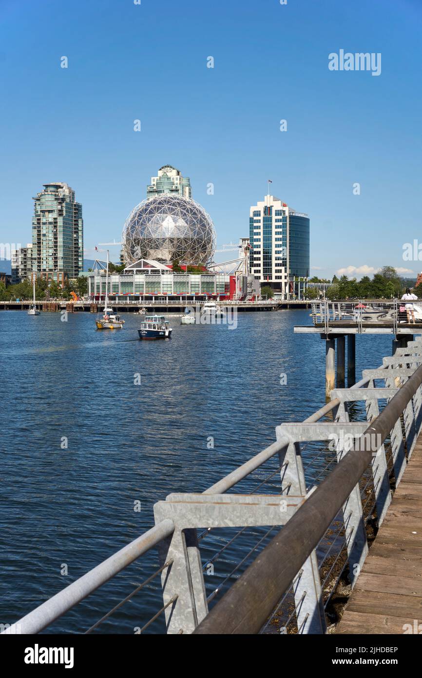 Blick auf False Creek South und Telus World of Science geodätische Kuppel, Vancouver, british Columbia, Kanada Stockfoto