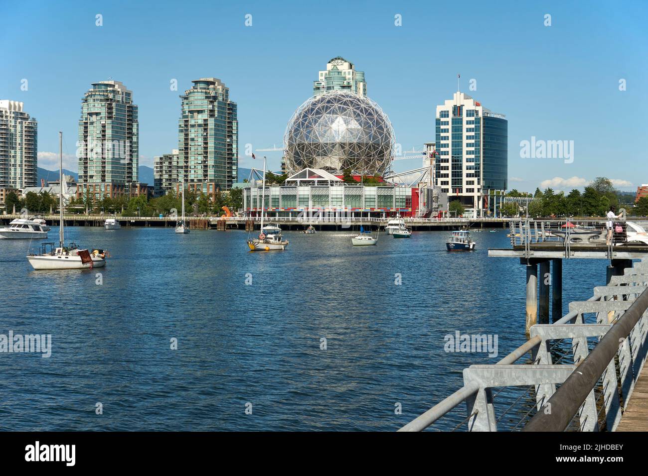Blick auf False Creek South und Telus World of Science geodätische Kuppel, Vancouver, british Columbia, Kanada Stockfoto