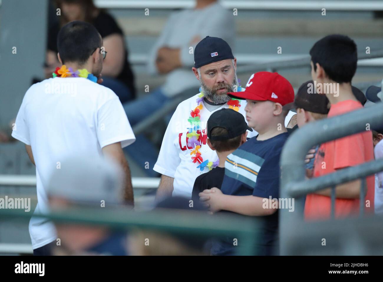 16 2022. Juli, London, Ontario, Kanada, die Londoner Majors besiegen die Hamilton Cardinals 11-6. Einheimische Fans feiern das Spiel „Pride“, indem sie sich in Regenbogen kleiden Stockfoto