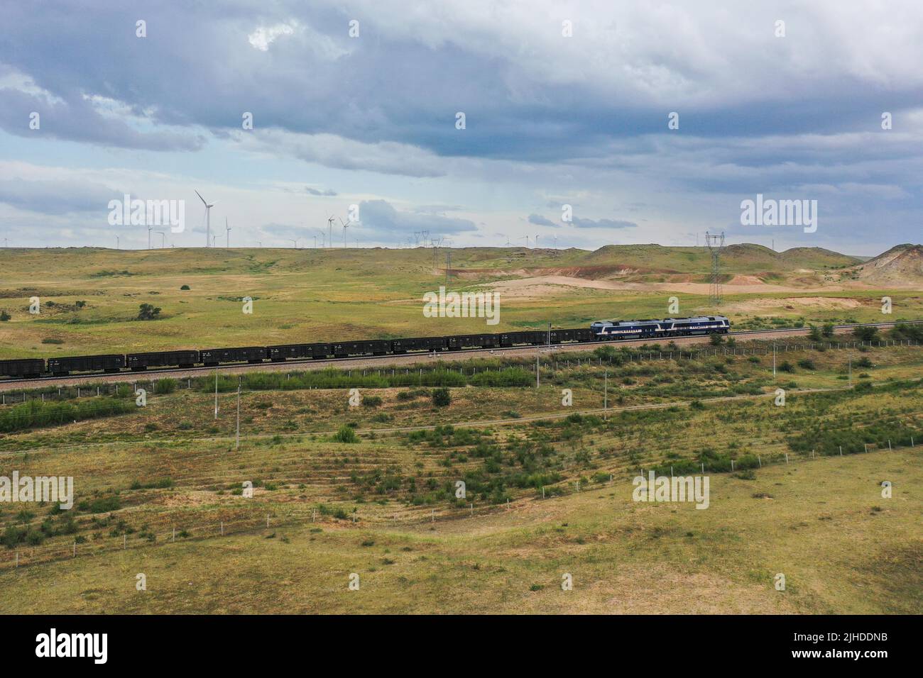 XILINGOL, CHINA - 12. JULI 2022 - Ein Zug, der mit Kohlegalops auf dem Xilingolgrasland in der Inneren Mongolei, China, beladen ist, 12. Juli 2022. Stockfoto