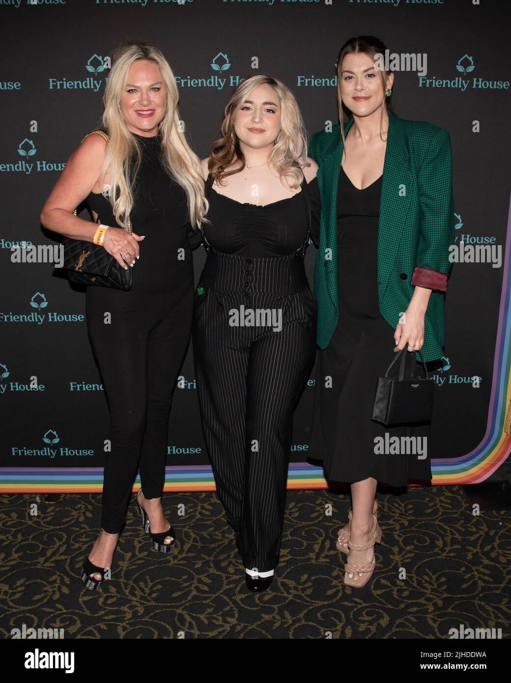 16. Juli 2022, Hollywood, Kalifornien, USA: Samantha Senia, Genesis Sol und Lindsey Shaw besuchen das FREUNDLICHE HAUS LA Comedy Benefit, das von Rosie O'Donnell veranstaltet wird. (Bild: © Billy Bennight/ZUMA Press Wire) Stockfoto