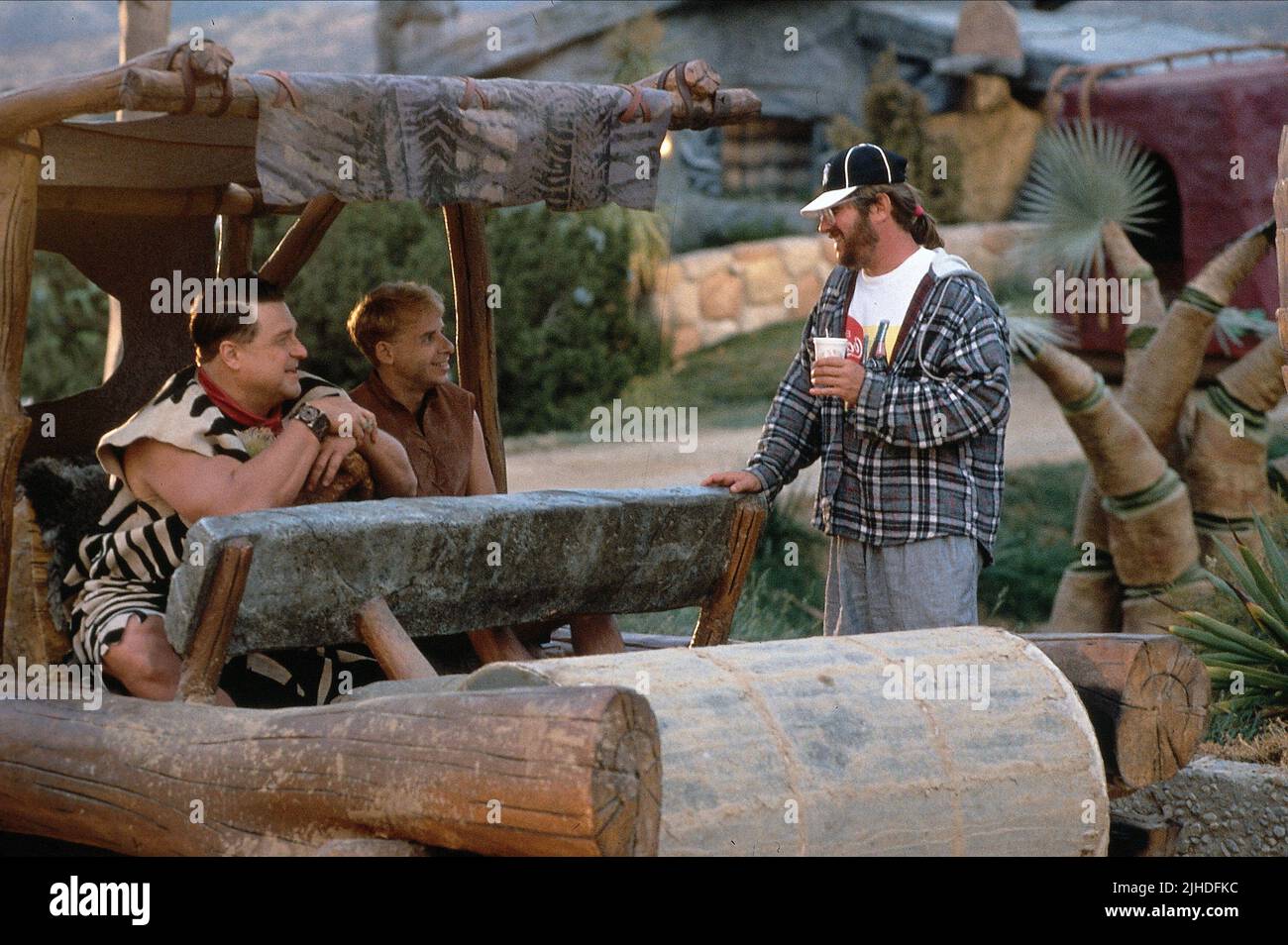 JOHN GOODMAN, Rick Moranis, BRIAN LEVANT, die FLINTSTONES, 1994 Stockfoto