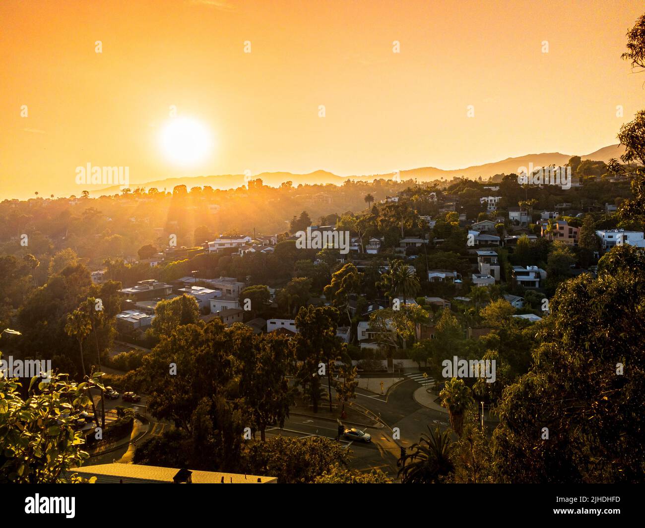 Sonnenuntergang über einer Stadt am Hang von Kalifornien Stockfoto