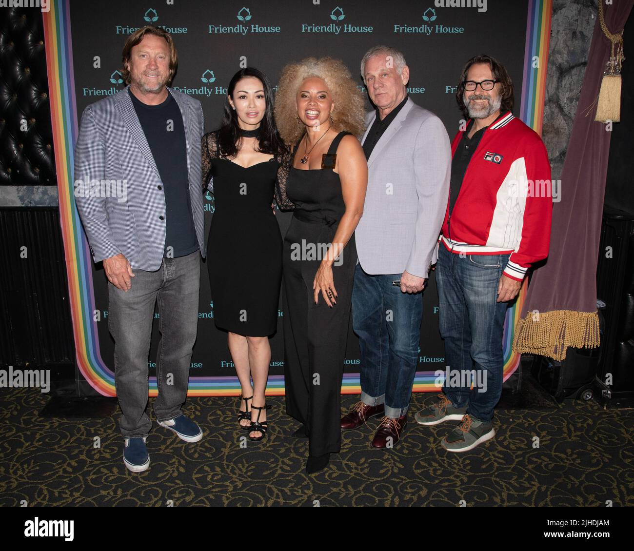 16. Juli 2022, Hollywood, Kalifornien, USA: Paul Moen, RIKA Broccoli, Christine Simos, Howard Samuels und Peter White besuchen das FREUNDLICHE HAUS LA Comedy Benefit, das von Rosie O'Donnell moderiert wird. (Bild: © Billy Bennight/ZUMA Press Wire) Stockfoto