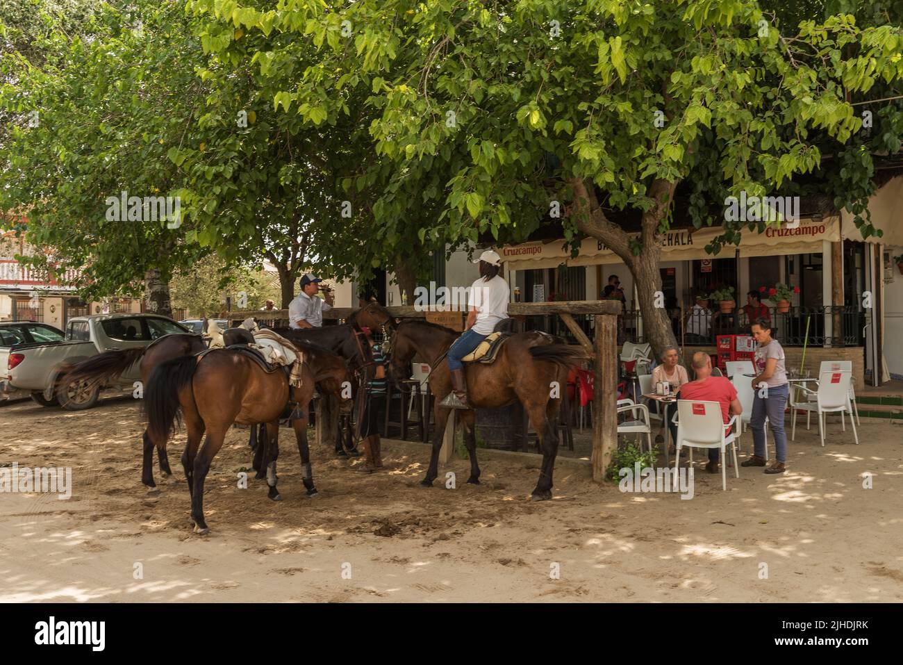 Reiter auf den sandigen Straßen von El Rocío, Andalusien, Spanien Stockfoto