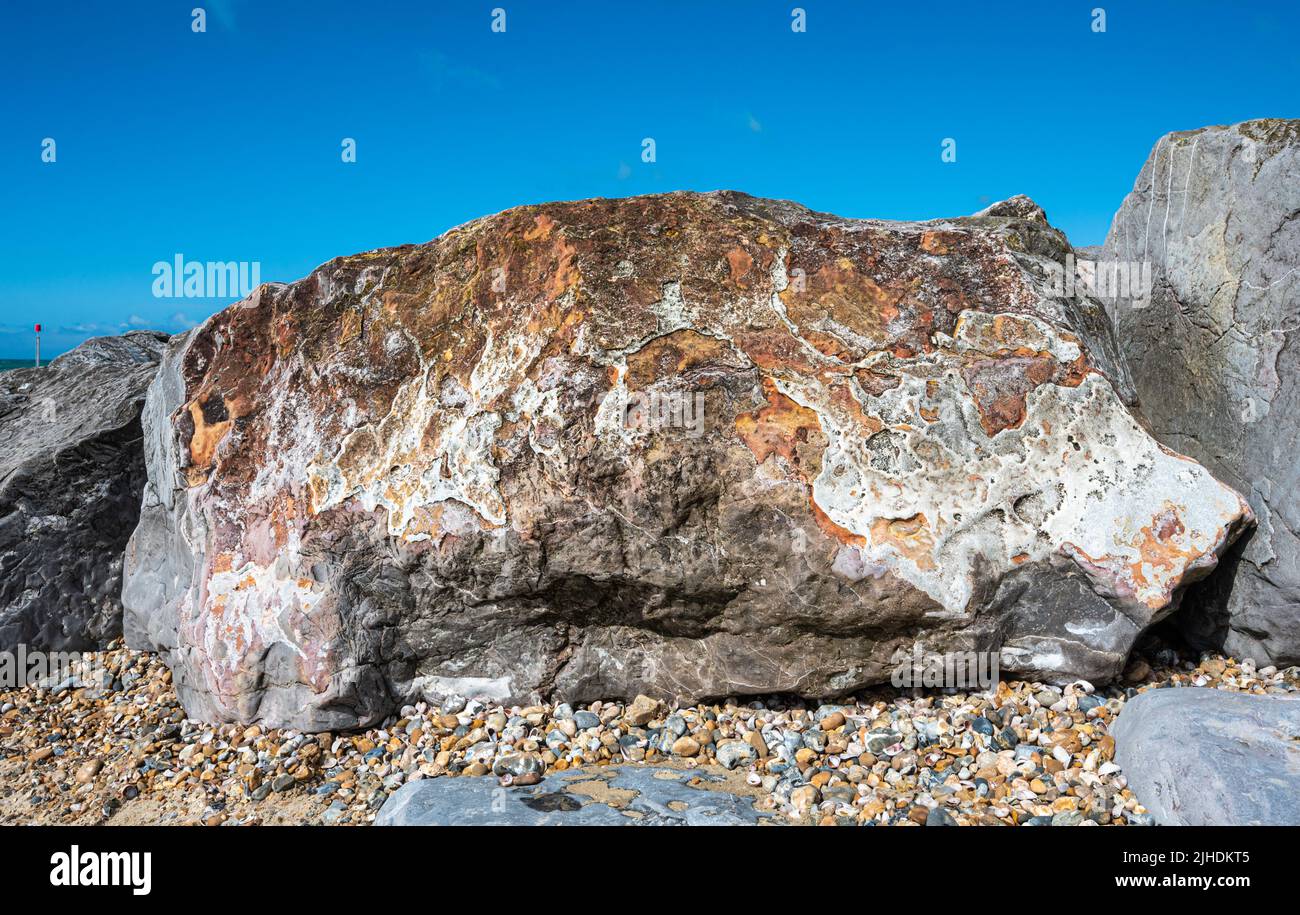Nahaufnahme von großen Felsen an einem Strand. Stockfoto