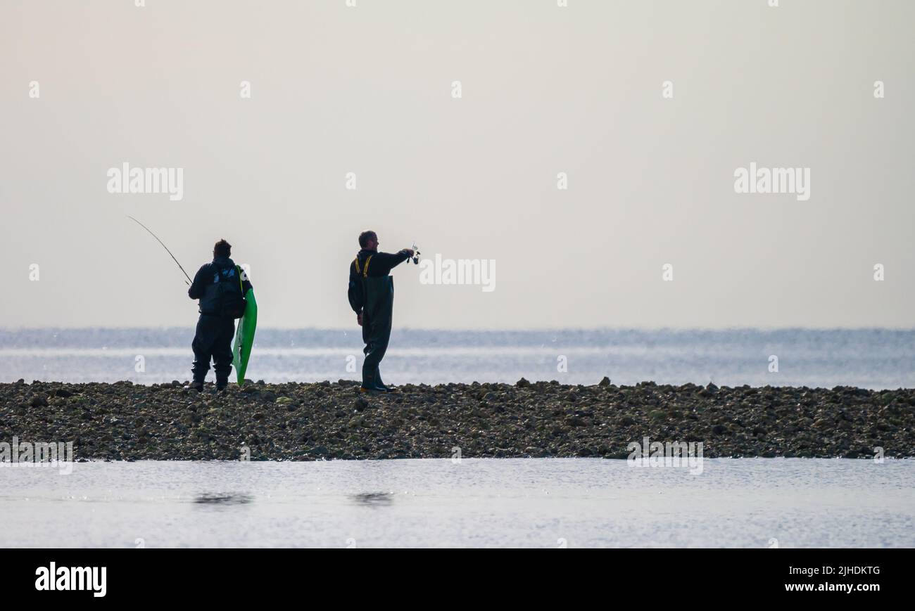 Ein Paar Männer zum Seefahren. 2 Fischer, die auf See fischen. Stockfoto