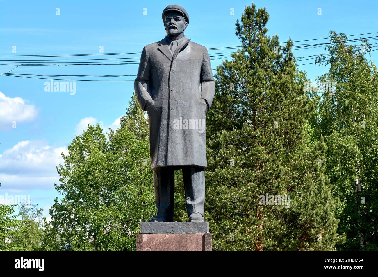 Denkmal für Wladimir Lenin am blauen Himmel Stockfoto