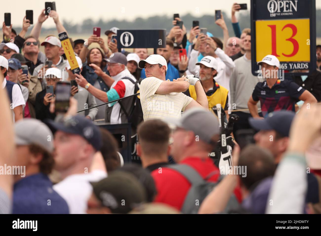 St Andrews, Fife, Schottland, Großbritannien. 17.. Juli 2022. Der nordirische Rory McIlroy trifft am 17. Juli 2022 beim vierten Lauf der British Open Championship 150. in St Andrews Links in St Andrews, Fife, Schottland, seinen Abschlag auf das 13.-Loch. Kredit: Koji Aoki/AFLO SPORT/Alamy Live Nachrichten Gutschrift: Aflo Co. Ltd./Alamy Live Nachrichten Stockfoto