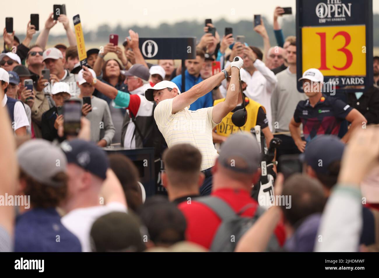 St Andrews, Fife, Schottland, Großbritannien. 17.. Juli 2022. Der nordirische Rory McIlroy trifft am 17. Juli 2022 beim vierten Lauf der British Open Championship 150. in St Andrews Links in St Andrews, Fife, Schottland, seinen Abschlag auf das 13.-Loch. Kredit: Koji Aoki/AFLO SPORT/Alamy Live Nachrichten Gutschrift: Aflo Co. Ltd./Alamy Live Nachrichten Stockfoto