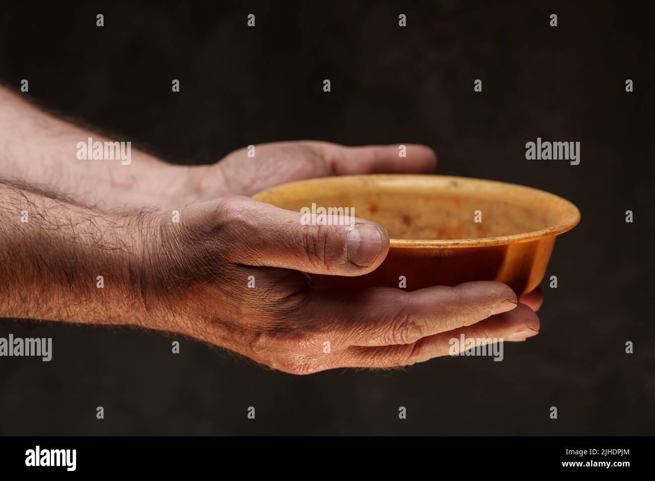 Leere Schüssel auf dunklem Hintergrund mit Kopierplatz Stockfoto