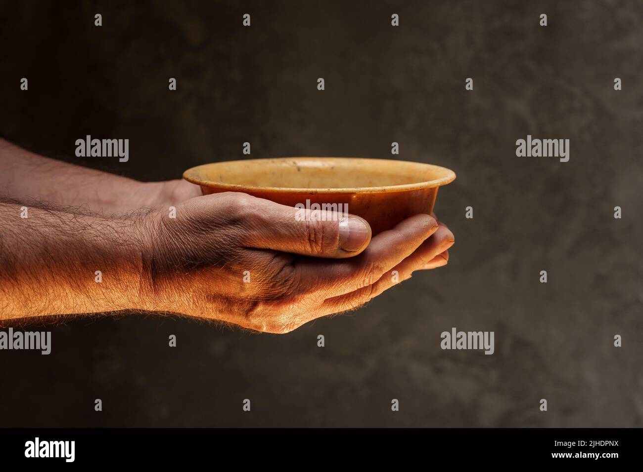 Leere Schüssel auf dunklem Hintergrund mit Kopierplatz Stockfoto