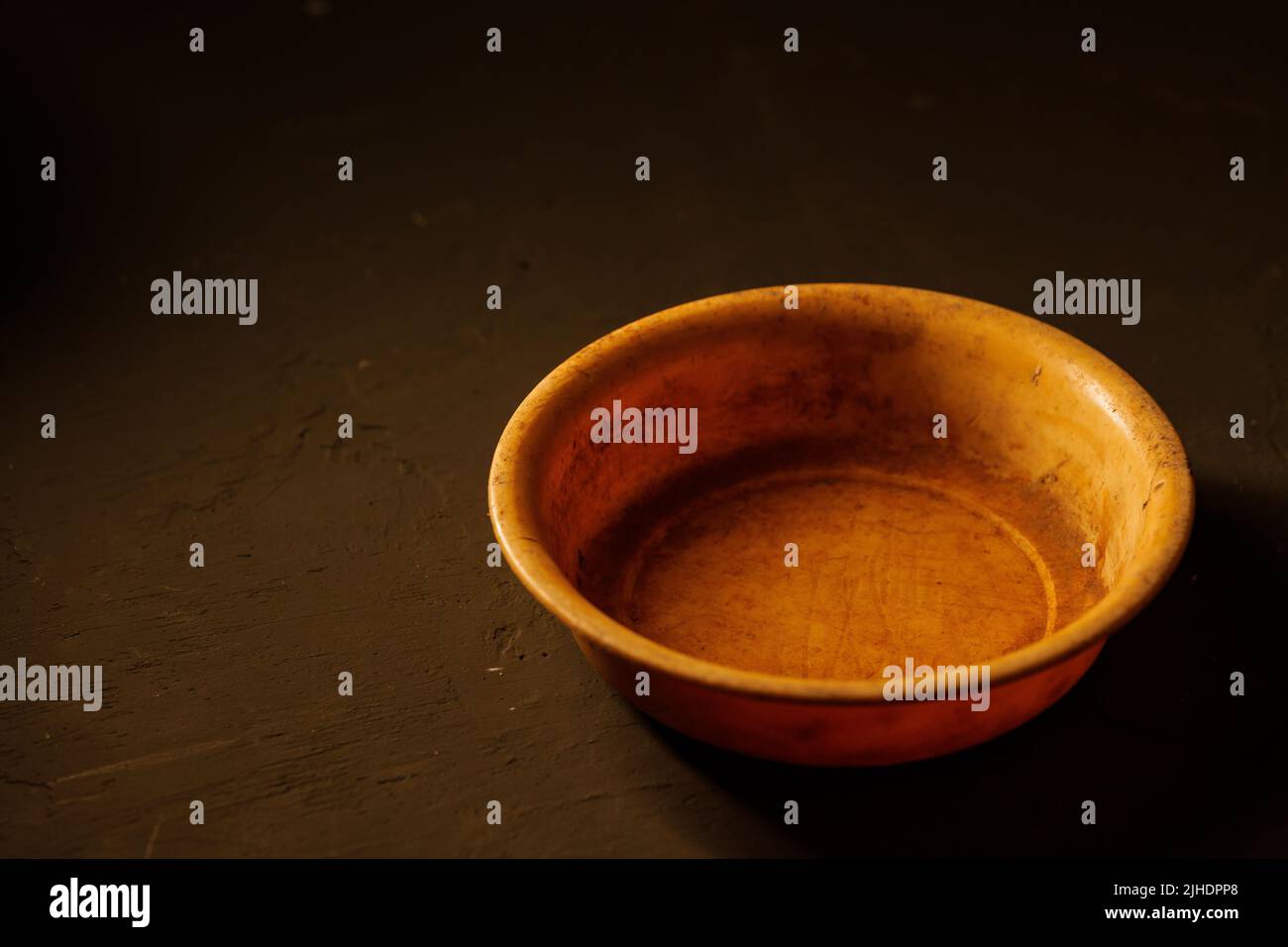 Leere Schüssel auf dunklem Hintergrund mit Kopierplatz Stockfoto