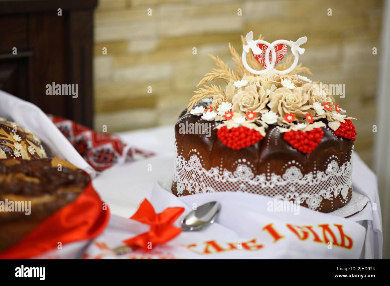 Hochzeitskuchen. Hochzeitskuchen mit Viburnum-Beeren. Hochzeitszeremonie. Stockfoto