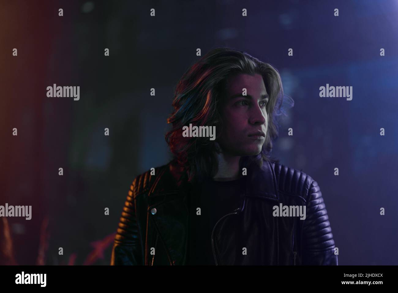 Metaverse digitale Cyberwelt-Technologie, Porträt eines jungen Mannes mit intelligenter Brille, futuristischer Lebensstil Stockfoto