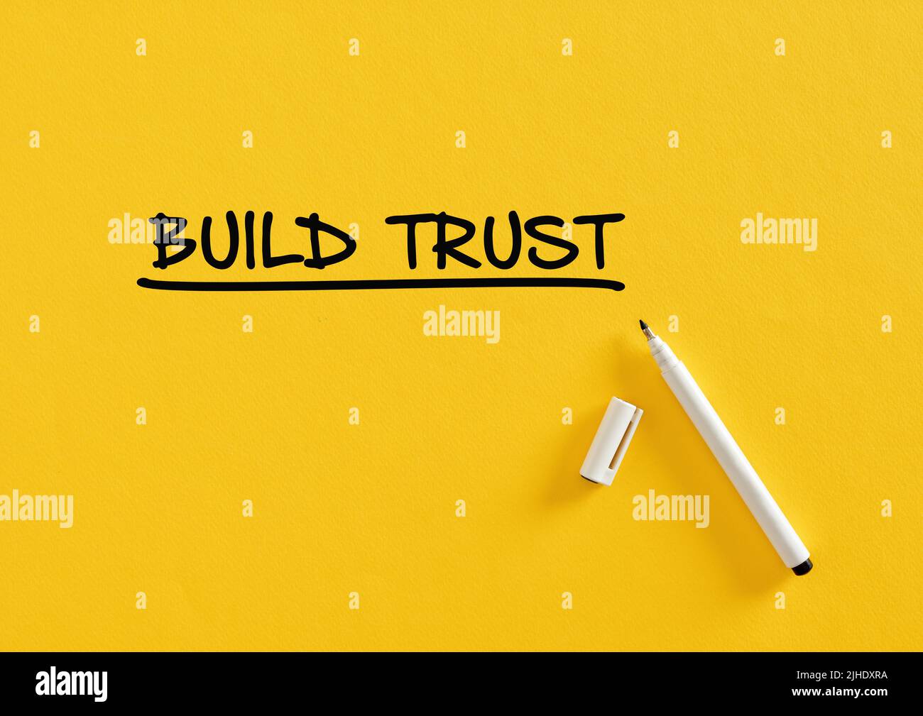 Erstellen Sie eine Vertrauensnachricht auf gelbem Hintergrund mit Filzstift. Geschäftsvertrauen, Verantwortung und Partnerschaftskonzept. Stockfoto