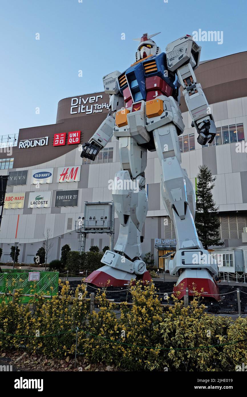 Außenarchitektur und Dekorationsdesign der Unicorn Gundam Statue im Divercity Kaufhaus und plaza auf der Odaiba Insel - Tokyo, Japan Stockfoto