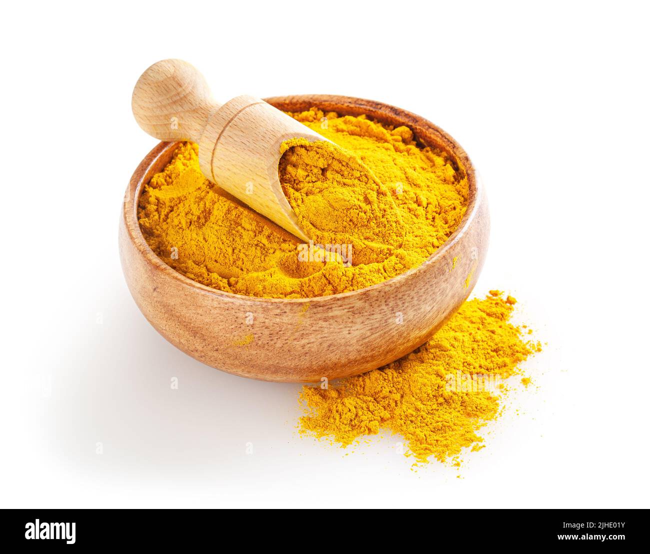 Trockenes Kurkuma-Pulver in Holzschüssel mit isolierter Schaufel auf weißem Hintergrund Stockfoto