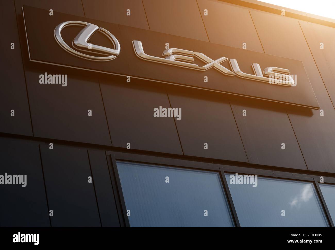 Minsk, Weißrussland, Juli 2022 - Lexus-Logo. Lexus ist das Luxusfahrzeug Stockfoto