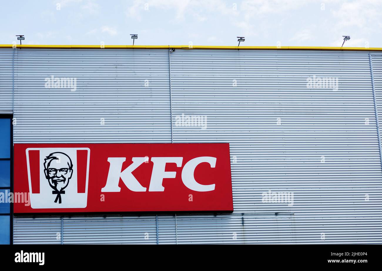 Minsk, Weißrussland, Juli 2022 - Fast-Food-Restaurant KFC-Logo auf Mall Wand Stockfoto