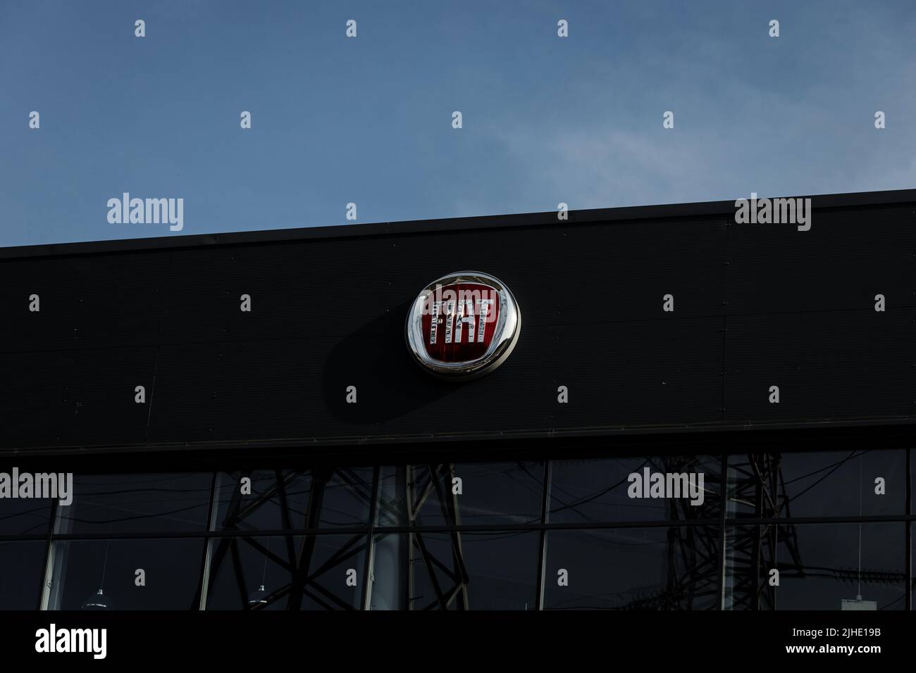 Minsk, Weißrussland, Juli 2022 - Fiat-Händlerschild. Fiat ist der größte Automobilhersteller in Italien. Stockfoto