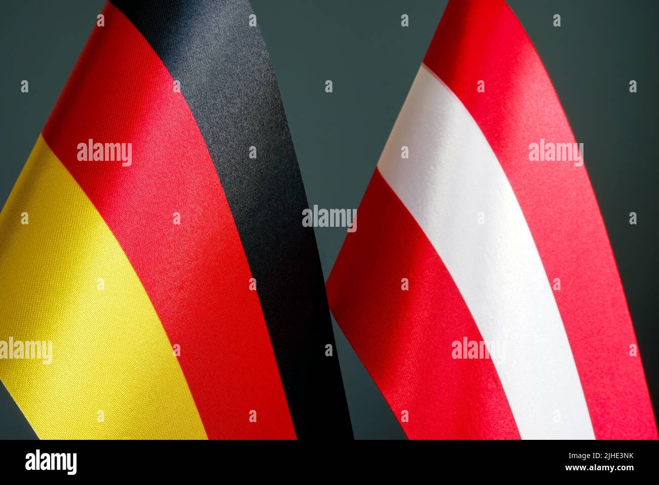 Kleine Flaggen von Deutschland und Österreich nebeneinander. Stockfoto