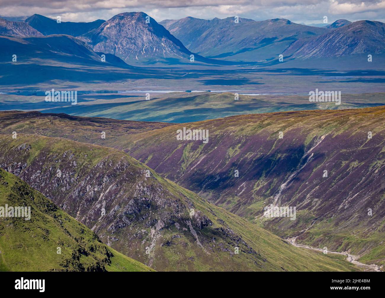 Lochan na h-Achlaise See auf dem riesigen Torfmoor von Rannoch Moor, mit den schneebedeckten Schwarzen Bergen in der Ferne. Stockfoto