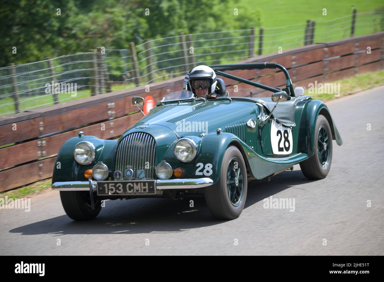 Ein Rennwagen grün, Morgan Plus 8 mit einem 3946cc-Motor, auf der Fahrt zurück den Hügel bei der klassischen Veranstaltung in Shelsley Walsh Hill Climb Event 2022. Juli Stockfoto