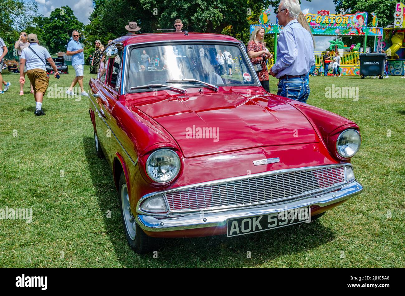 Vorderansicht eines roten Ford Anglia Oldtimer aus dem Jahr 1964 auf der Messe in Reading, Großbritannien Stockfoto