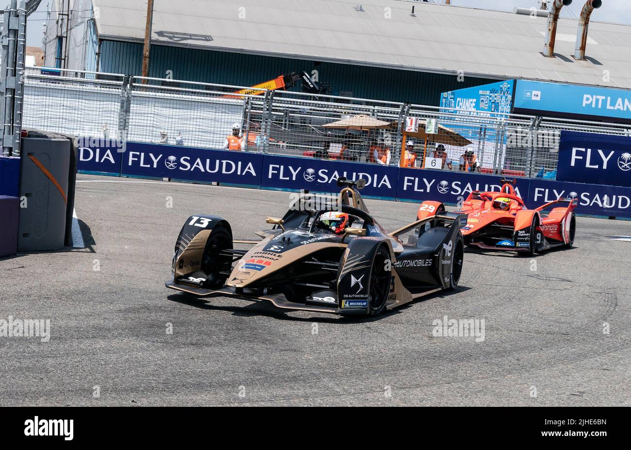 New York, New York, USA. 17.. Juli 2022. Antonio Felix Da Costa (13) von Techeetah Team führt das Rennen der Formel-E-Rennsaison 8 Tag 2 am Kreuzfahrtterminal in Red Hook Brooklyn. (Bild: © Lev Radin/Pacific Press via ZUMA Press Wire) Stockfoto