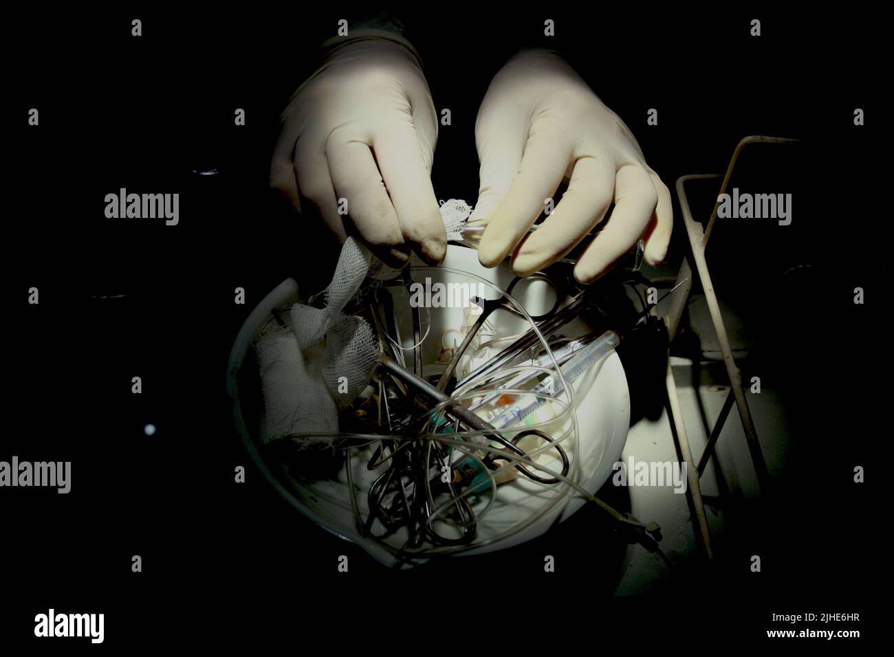 Eine Nahaufnahme der Hände des Arztes über medizinischen Geräten Stockfoto