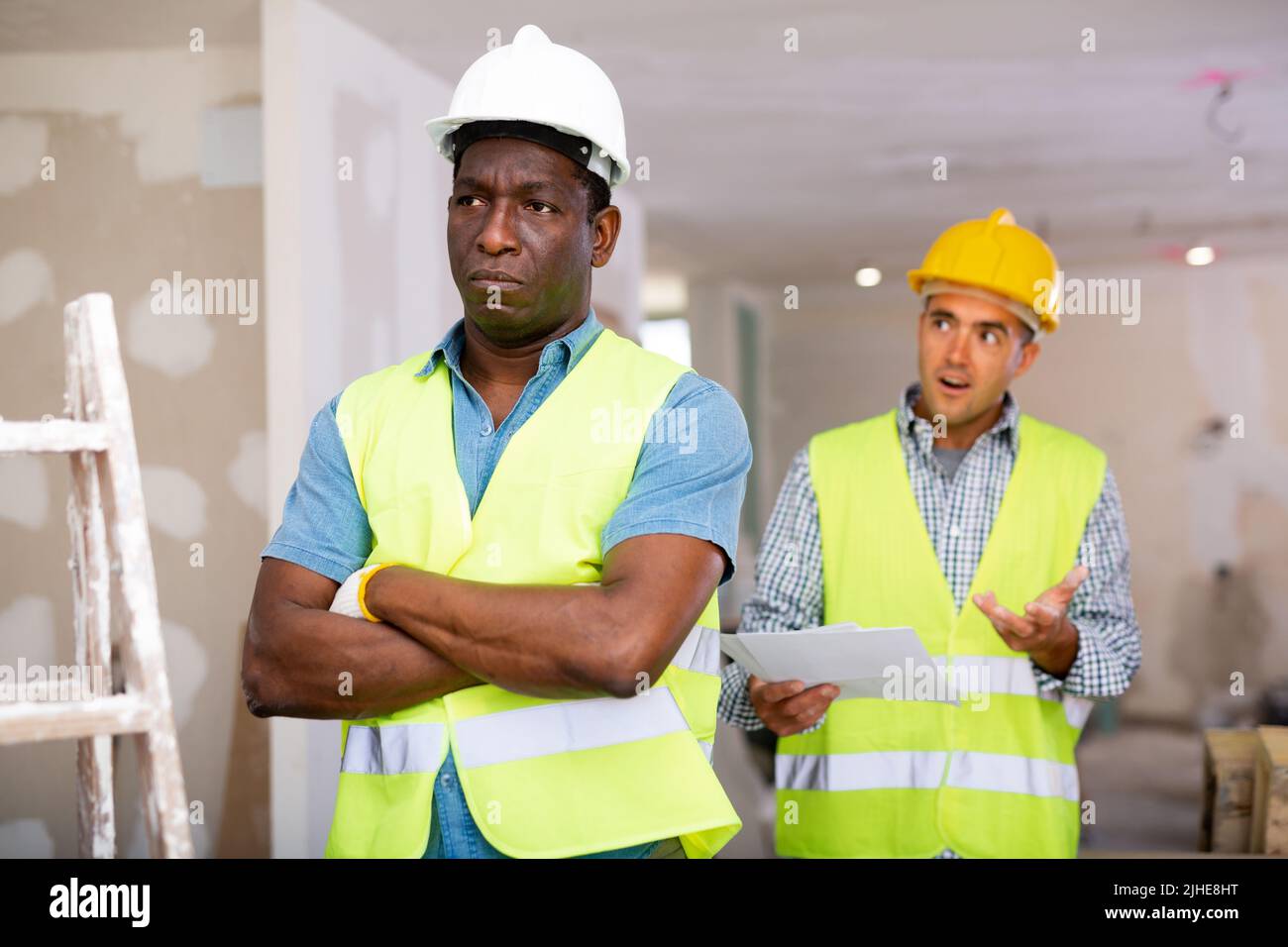 Vorarbeiter unzufrieden mit der Qualität der Reparaturarbeiten der Baumeister Nahaufnahme Stockfoto