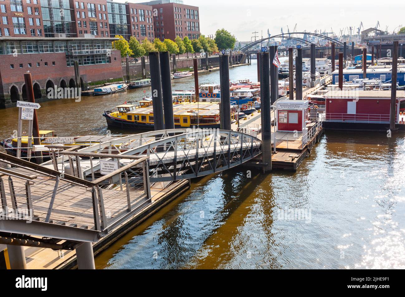 Hamburg, Deutschland - 12. Juli 2011 : Binnenhafen durch den nördlichen Zweig der Elbe. Depot für Bootstouren rund um Hamburg. Stockfoto
