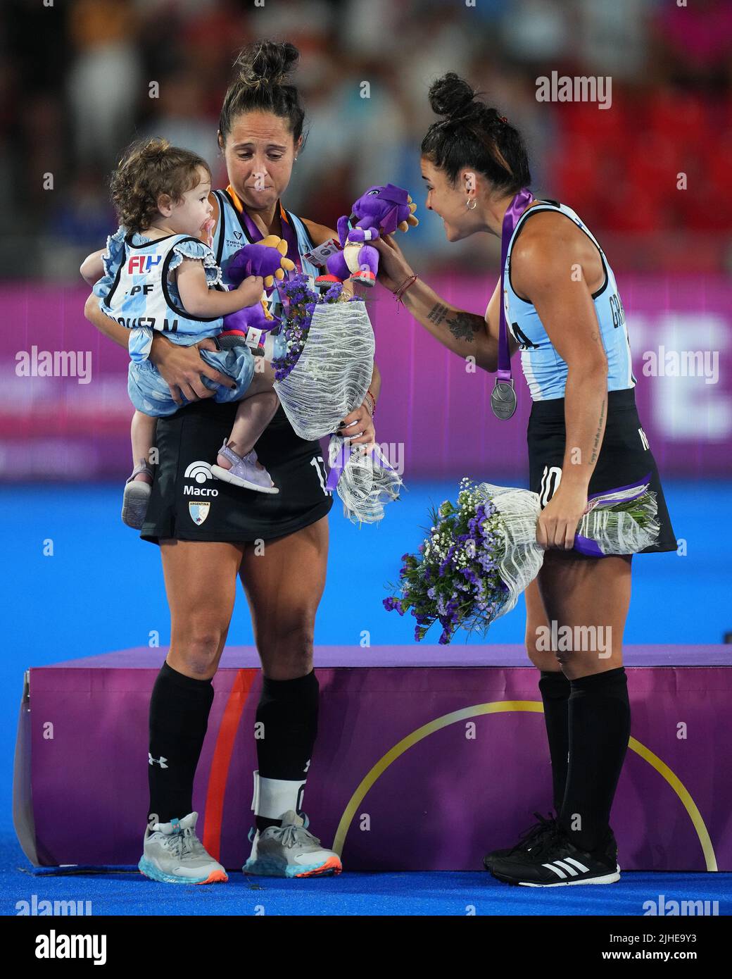 Rocio Sanchez aus Argentinien mit ihrer Tochter und Maria Granatto während des FIH-Frauen-WM-Finales zwischen den Niederlanden und Argentinien spielte am 17. Juli 2022 im Estadi Olimpic de Terrassa in Terrasa, Barcelona, Spanien. (Foto von Bagu Blanco / PRESSINPHOTO) Stockfoto