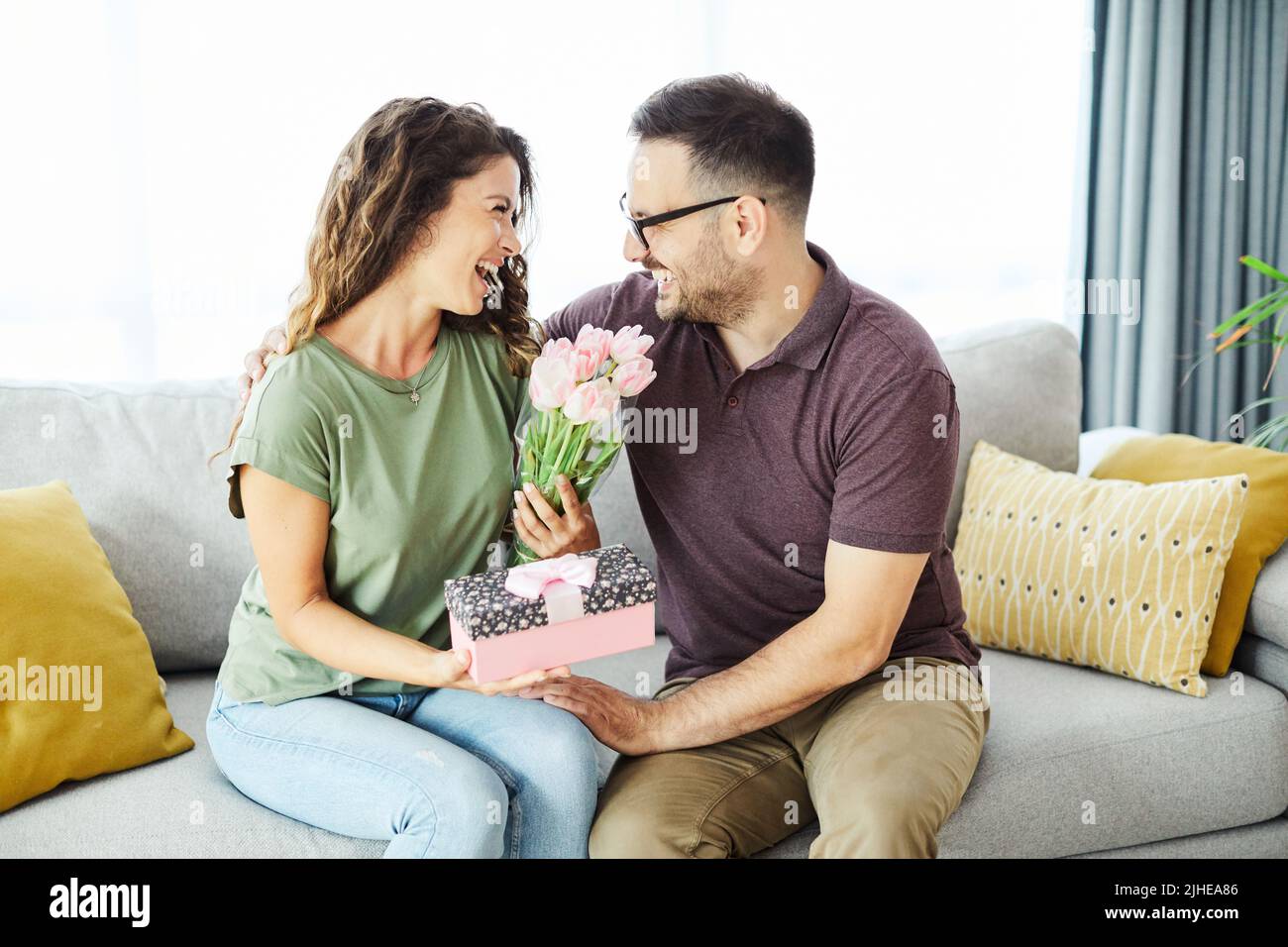 Geschenk Frau Mann Paar glücklich Liebe Glück präsentieren romantisch lächelnd zusammen Box Freundin Stockfoto