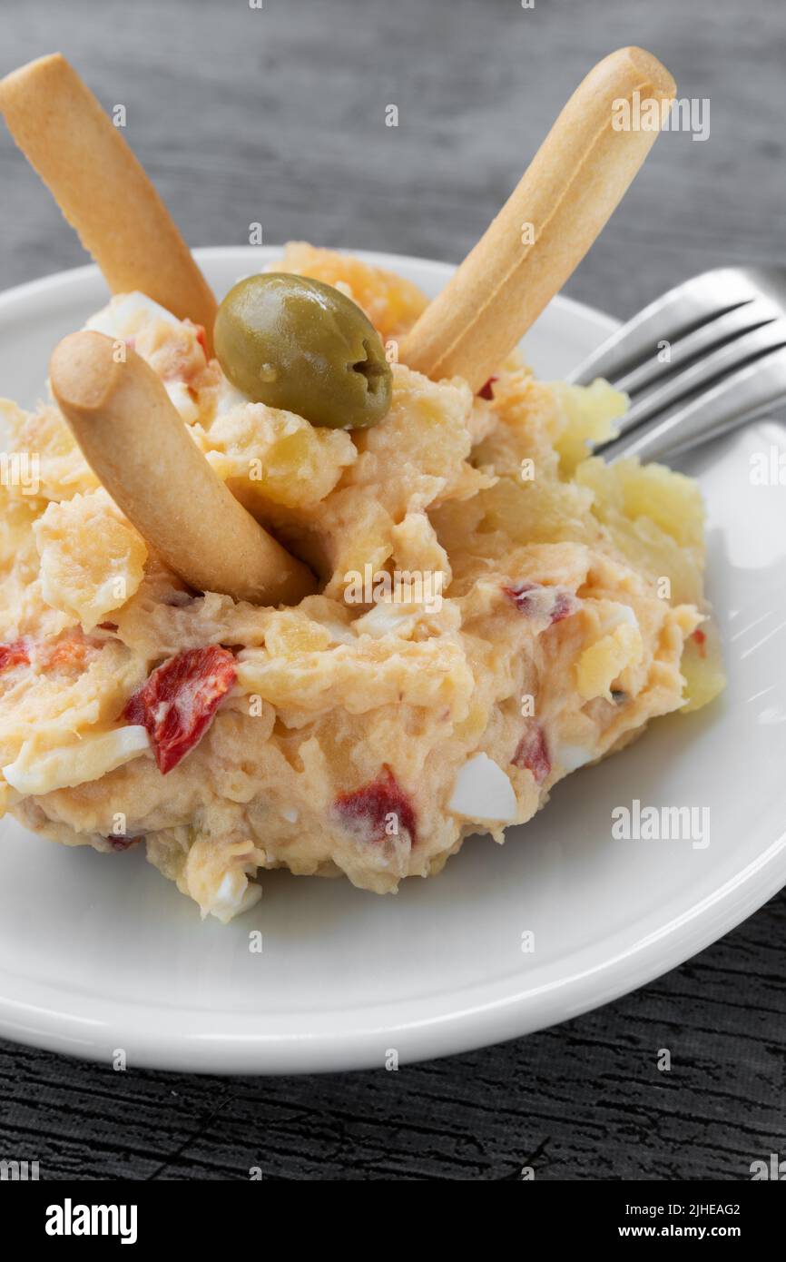 Typisch spanische Tapa, russischer Kartoffelsalat, Ei, Thunfisch und ...
