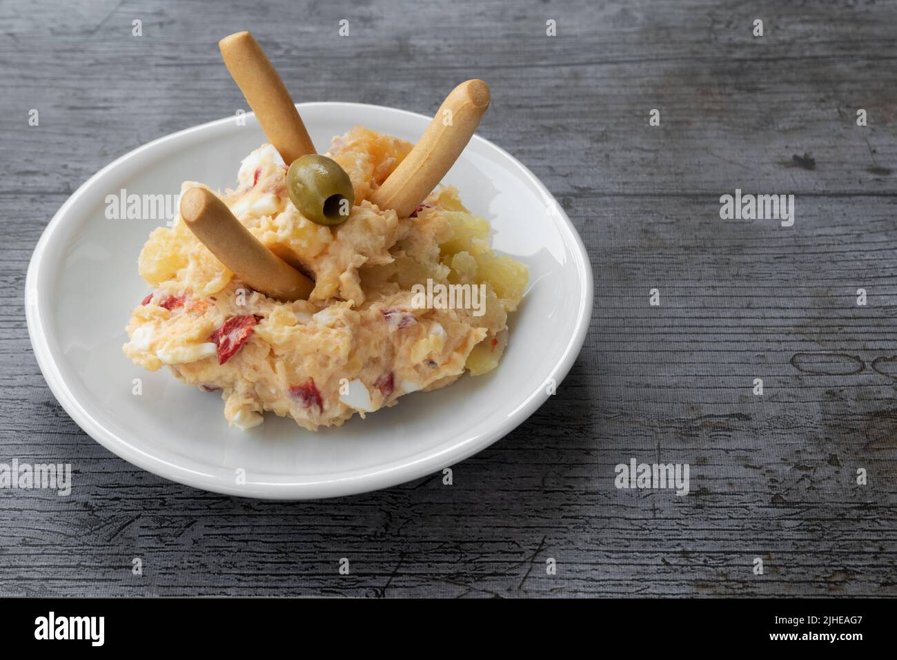 Typisch spanische Tapa, russischer Kartoffelsalat, Ei, Thunfisch und ...