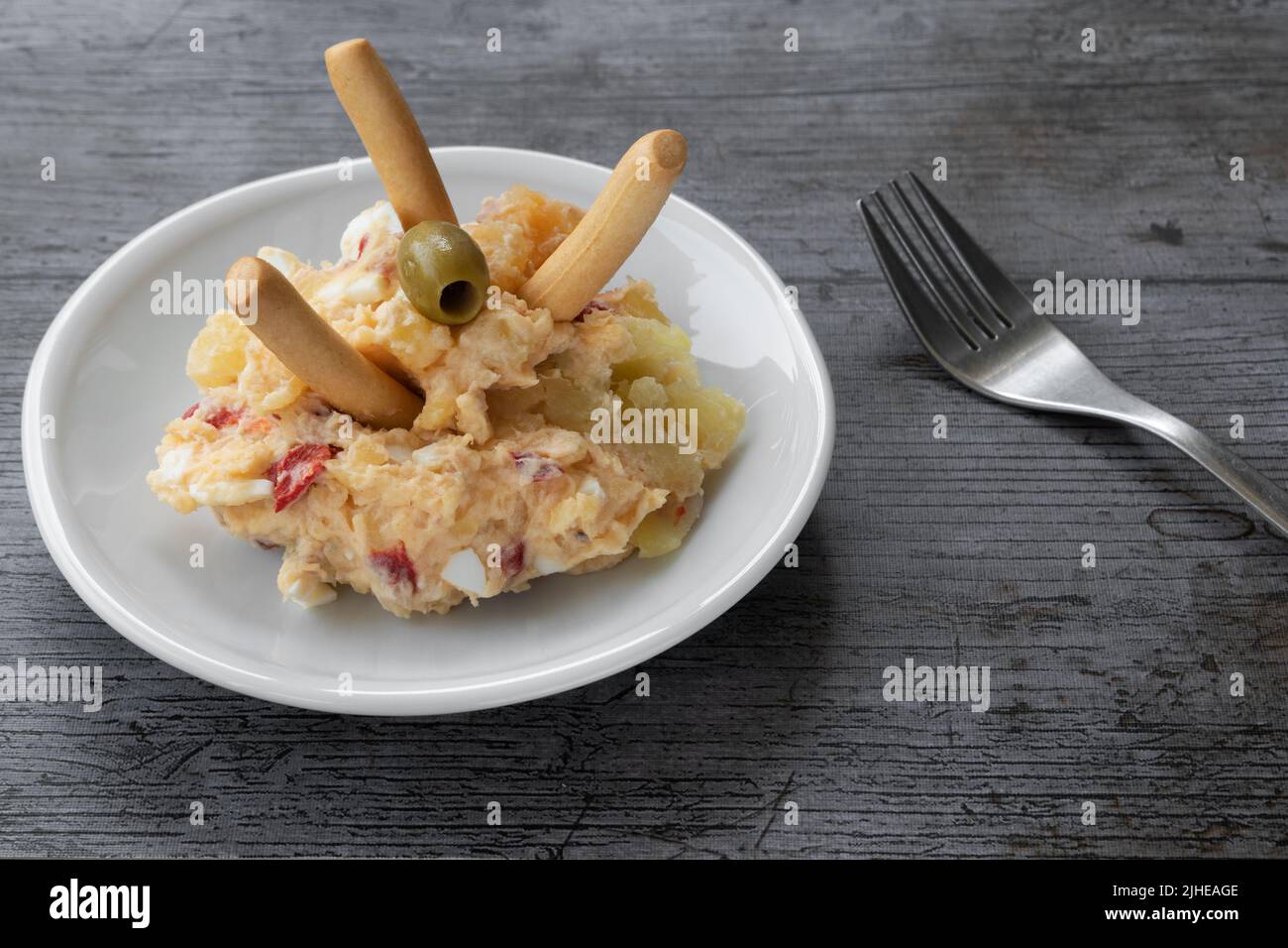 Typisch spanische Tapa, russischer Kartoffelsalat, Ei, Thunfisch und ...