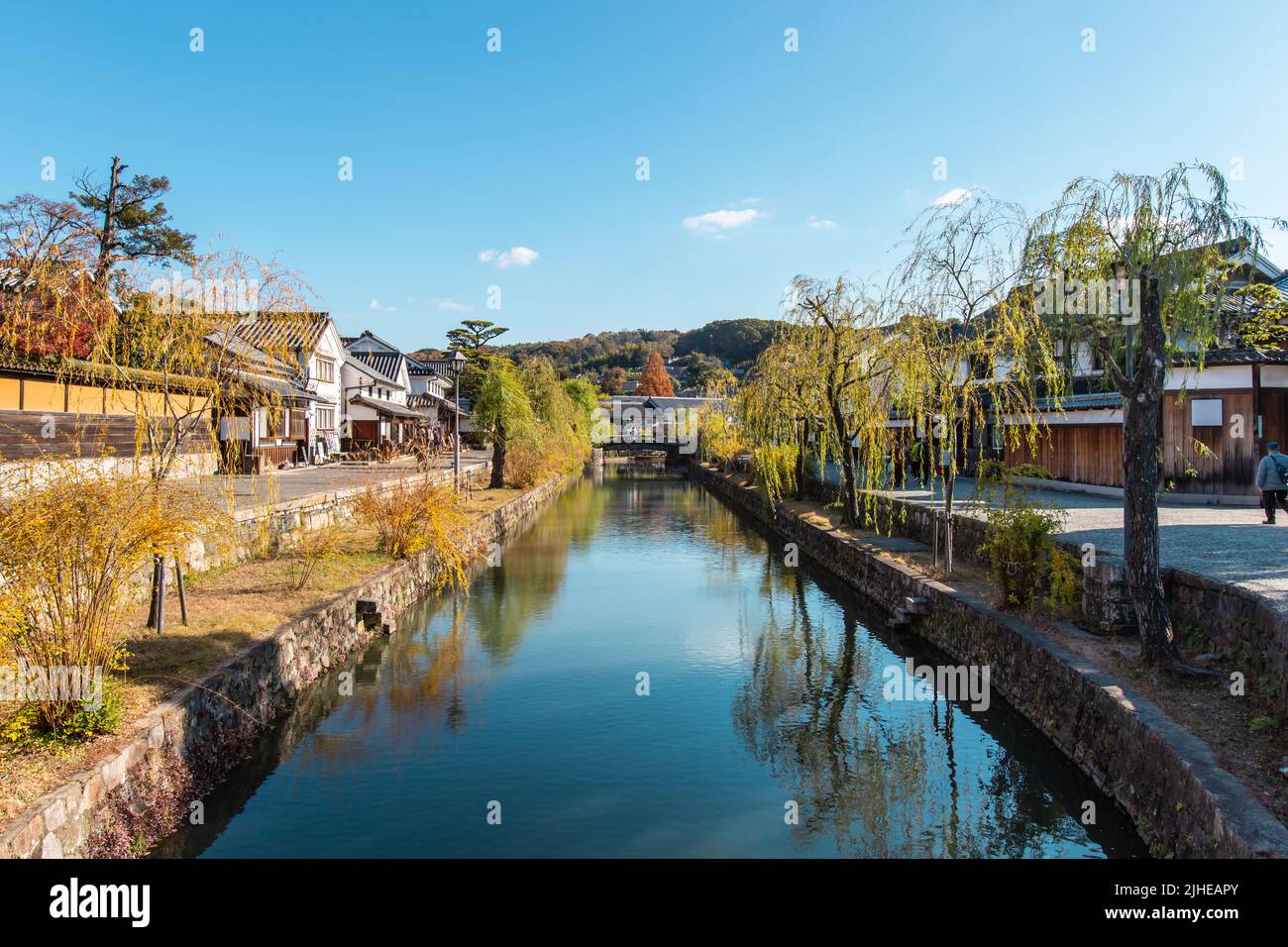 Stadtbild Kurashiki Bikan Historical Quarter. Es ist ein historisches Viertel mit alten Architekturen, Geschäften, Restaurants und Galerien entlang eines Kanals Stockfoto