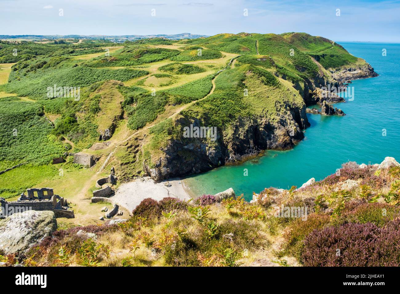Blick auf veraltete alte Porzellanarbeiten und felsige Küste vom Anglesey Coastal Path oberhalb von Porth Llanlleiana Bay Cemaes Isle of Anglesey North Wales Großbritannien Stockfoto