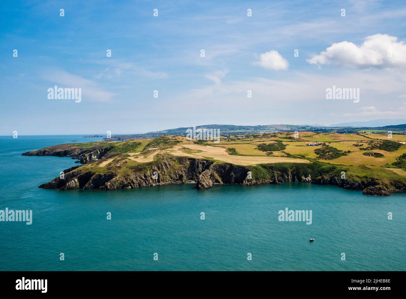 Im Sommer bietet sich ein schöner Blick über die Bucht auf die zerklüftete Küste und die Landschaft. Porth Wen, Cemaes, Isle of Anglesey, Wales, Vereinigtes Königreich, Großbritannien Stockfoto