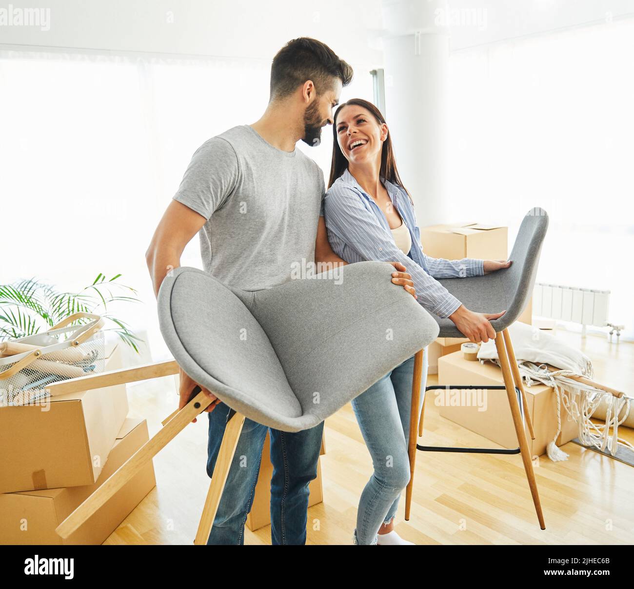 Frau Paar Mann Box Haus Umzug glückliche Wohnung zusammen romantische Umzug neue Immobilie Stockfoto