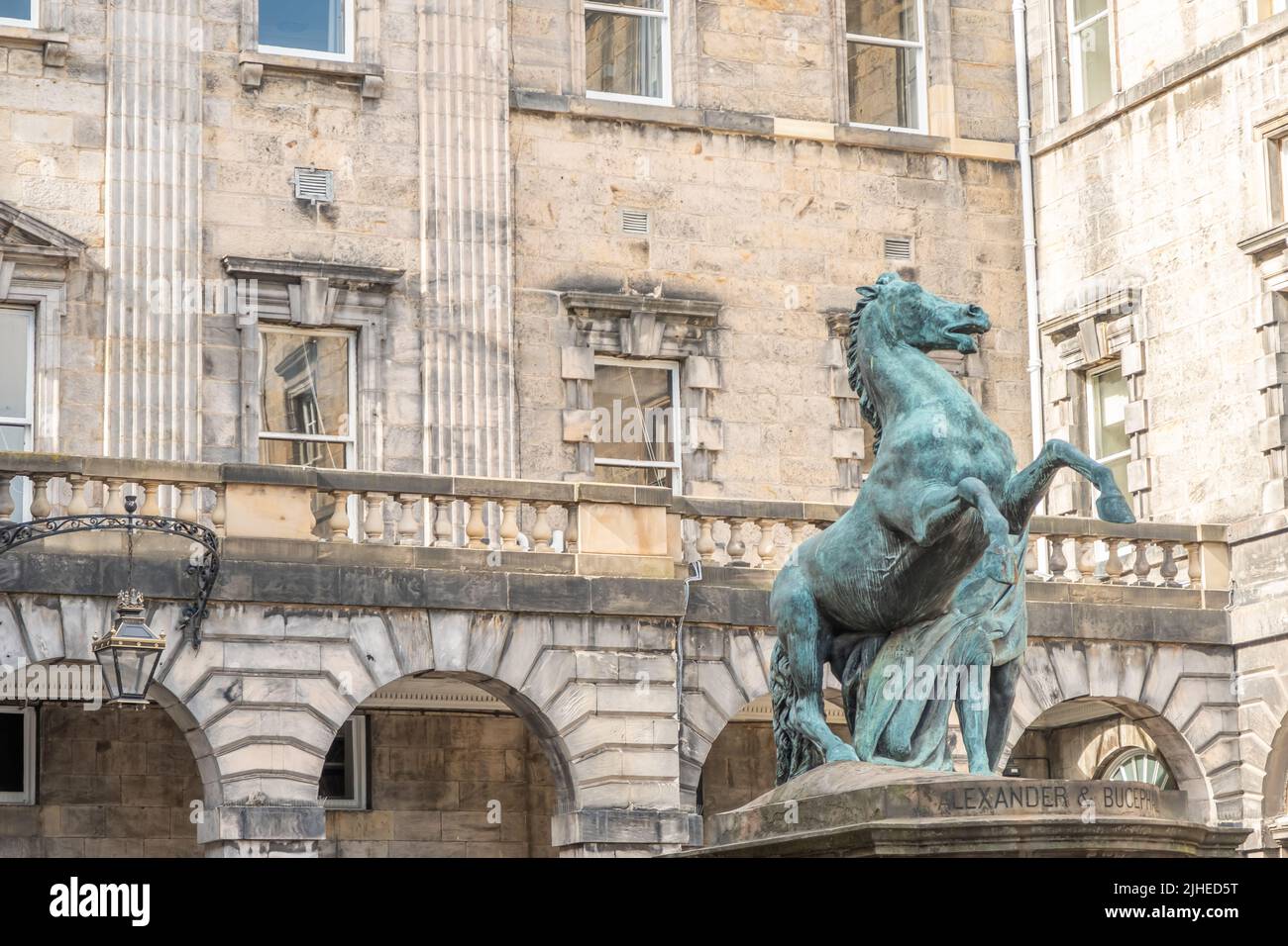 Edinburgh, Schottland, Großbritannien – 20 2022. Juni. Statue von Alexander und Bucephalus auf der Royal Mile in Edinburgh Stockfoto